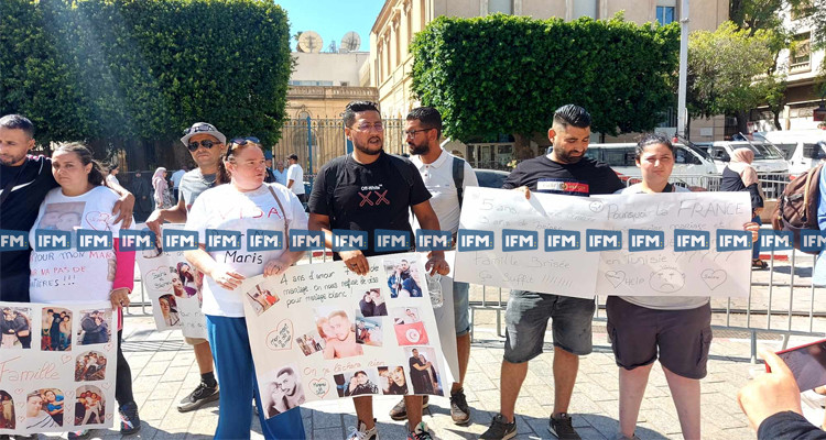 تونسيون متزوجون بفرنسيات يحتجون أمام السفارة الفرنسية بتونس