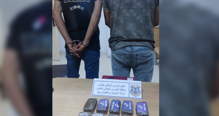 قابس:  الإحتفاظ بشخصين وحجز لديهما 10 صفائح من مخدر القنب الهندي
