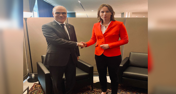 وزير الشؤون الخارجية يجري محادثة مع وزيرة خارجية هولندا