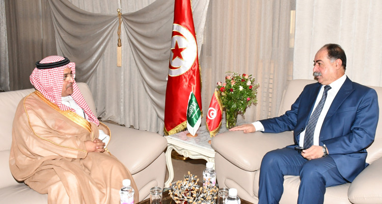 وزير الداخلية يلتقي وكيل العلاقات الخارجية بجامعة نايف العربية للعلوم الأمنية