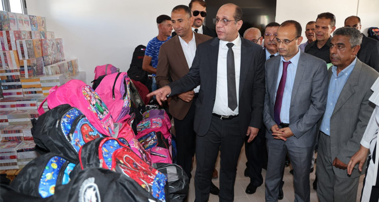 وزير الشؤون الاجتماعية يعطي إشارة انطلاق توزيع المساعدات المدرسية لفائدة أبناء العائلات الفقيرة