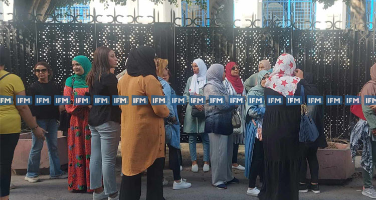 عدد من أعوان المركز الدولي للنهوض بالأشخاص ذوي الإعاقة ينفذون وقفة احتجاجية