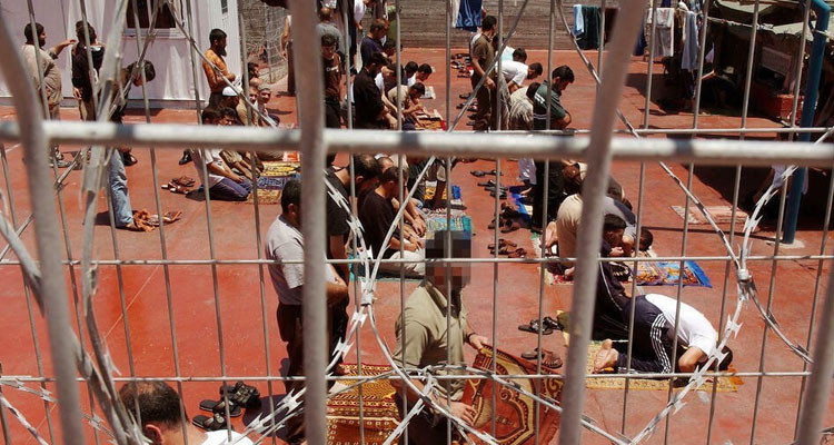 إسرائيل تفرض عقوبات جماعية على الأسرى الفلسطينيين بكافة السجون