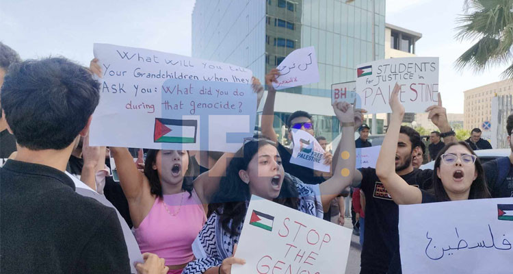 طلبة وأساتذة ومواطنون في مسيرة تضامنية مع الشعب الفلسطيني أمام مقر السفارة الأمريكية