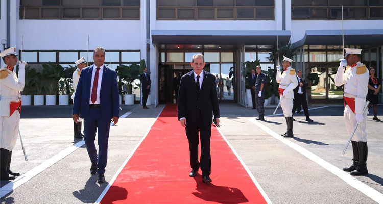 رئيس الحكومة يغادر أرض الوطن في اتجاه الجزائر