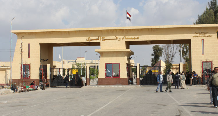 السلطات المصرية تخلي معبر رفح من المدنيين