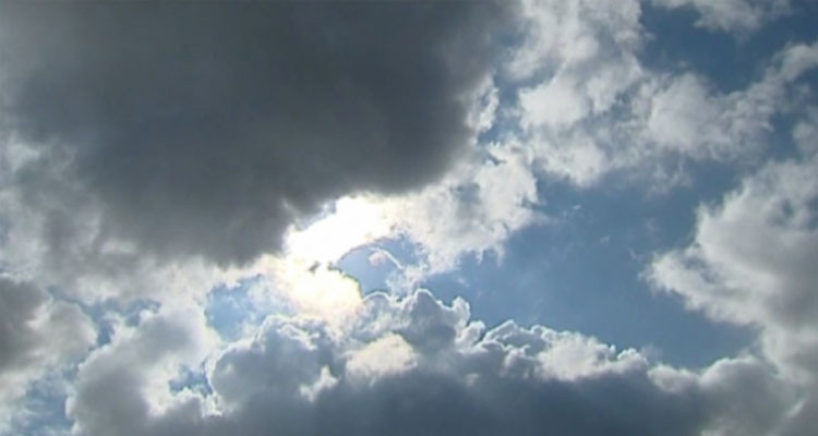 طقس اليوم: سحب عابرة بأغلب الجهات مع أمطار متفرقة بالسواحل الشمالية