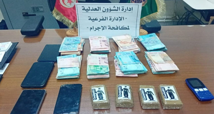 بن عروس: القبض على نفرين وحجز لديهما 4 صفائح من ''الزطلة'' ومبلغ مالي