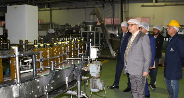 وزير الفلاحة يوصي بمزيد الحرص على مراقبة مسالك التوزيع حتى يصل زيت الزيتون لكافة المواطنين