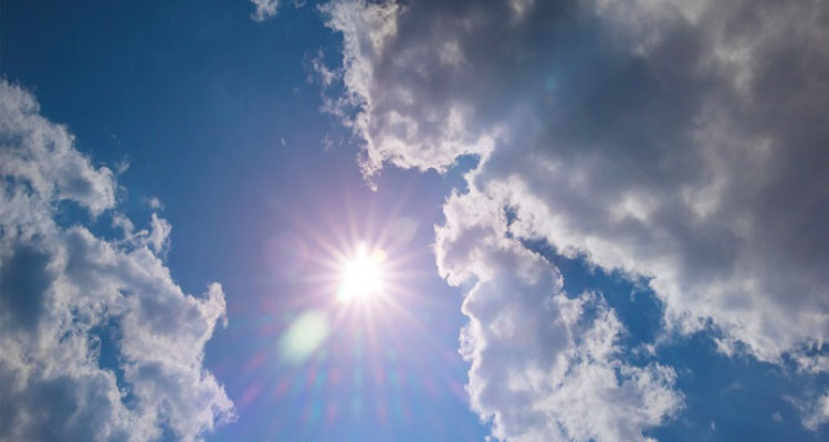 سحب عابرة بكافة المناطق و تكون أحيانا كثيفة بأقصى الشمال الغربي