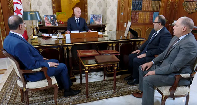 قيس سعيد في لقائه وزير الداخلية يؤكد ضرورة فرض احترام القانون على كل من يخالفه