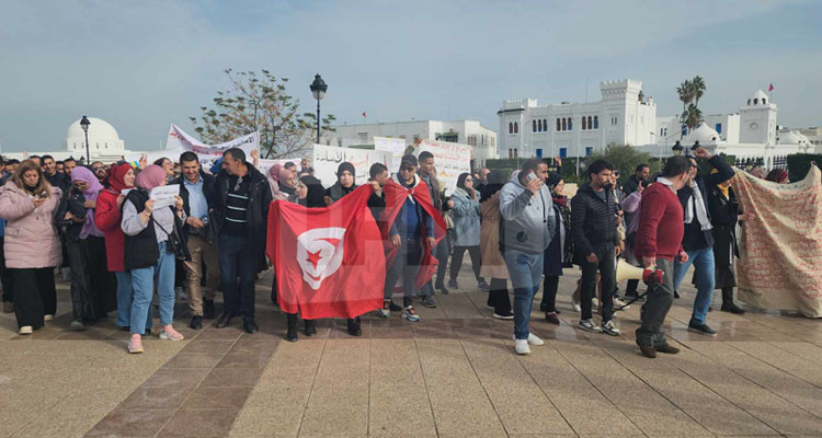 ساحة القصبة: عدد من الأساتذة النواب ينفذون تحرك احتجاجي للمطالبة بمكتسباتهم السابقة