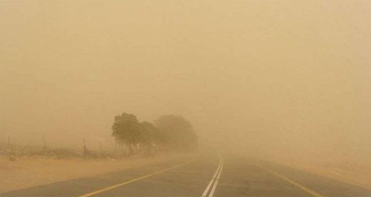 هبوب رياح رملية تحجب الرؤية بالطريق السيارة أ1