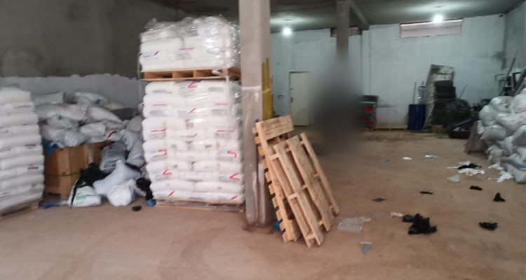 المنيهلة: حجز كمية من المواد المعدة لصنع البلاستيك داخل مستودع عشوائي