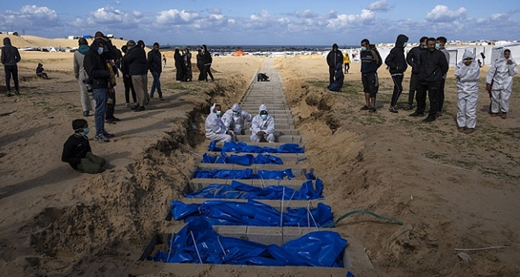 العثور على جثامين 30 شهيدا  فلسطينيا داخل إحدى مدارس بيت لاهيا