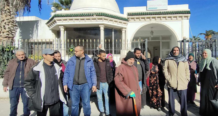 عدد من الفلاحين بمنطقة بني وائل بوعرقوب ينفذون وقفة احتجاجية أمام مقر ولاية نابل