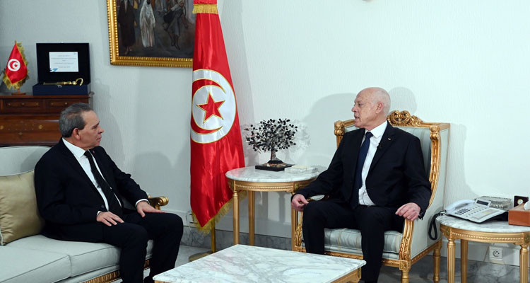 رئيس  الجمهورية: ''كانوا يتبادلون التهم والشتائم في كل مكان والآن صاروا معا في إضراب جوع''