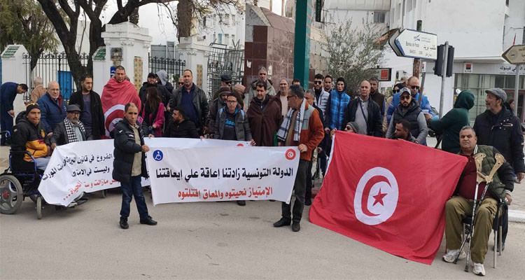 أمام البرلمان: وقفة احتجاجية للأشخاص ذوي الإعاقة للمطالبة بالتسريع في تنقيح قانون توريد السيارات للمعوقين