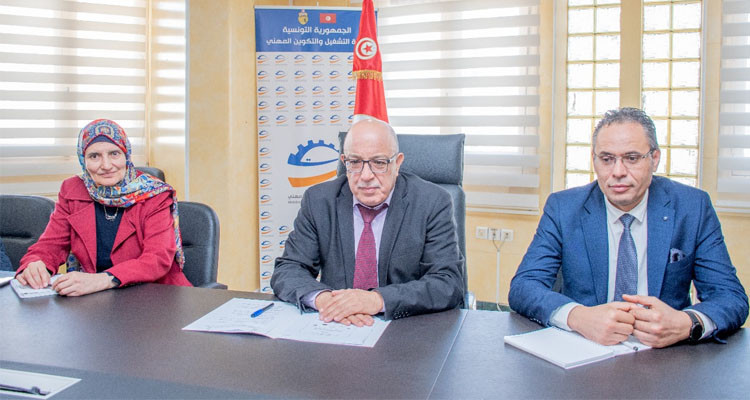 وزير التشغيل يبحث مع وفد من الوكالة الفرنسية للتنمية تنفيذ برامج التعاون المشترك في مجال التشغيل والتكوين
