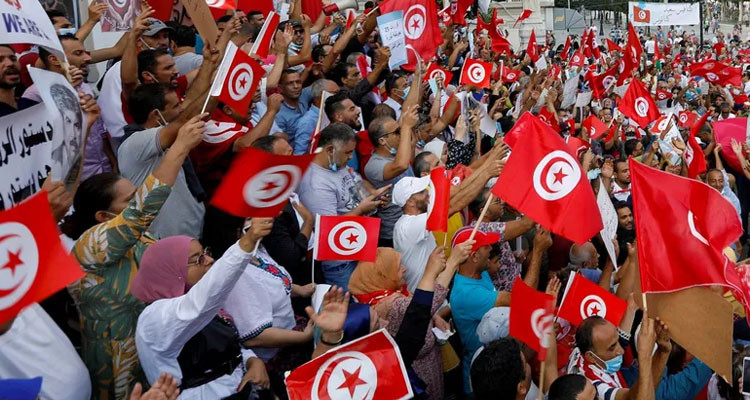 اليوم: عدد من الشبان والشابات ينفذون مسيرة شعبية للمطالبة بإسقاط المرسوم 54