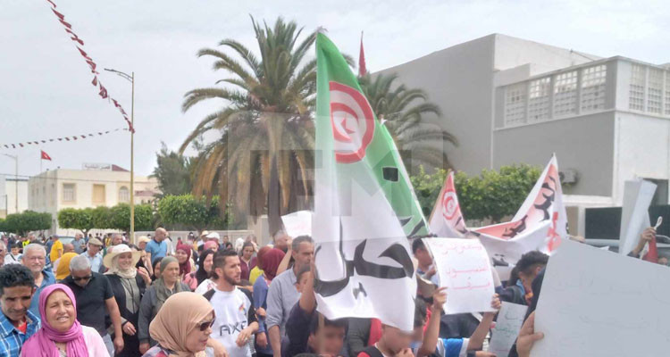 عدد من أهالي جبنيانة ينفذون مسيرة سلمية للمطالبة بإيجاد حلول لملف المهاجرين غير النظاميين