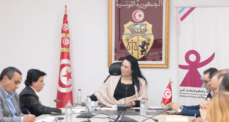وزيرة الأسرة تعقد جلسة عمل مع رئيسة الغرفة الوطنية لرياض ومحاضن الأطفال
