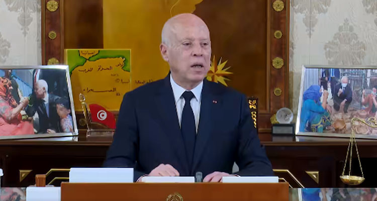 رئيس الدولة: مدير مؤسسة عمومية لديه 6 سيارات وظيفية ويسافر كل شهر