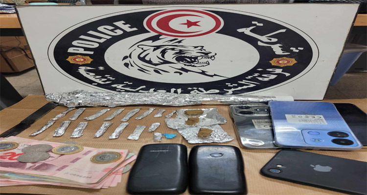 قفصة: القبض على 5 أشخاص من أجل ترويج المخدرات وحجز لديهم 16 قطعة من الزطلة