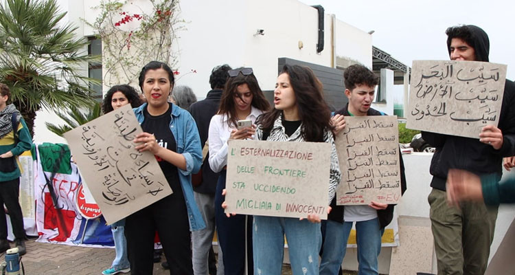 وقفة احتجاجية أمام مقر الاتحاد الأوروبي بتونس للتنديد بالسياسات الأوروبية في التعاطي مع ملف الهجرة
