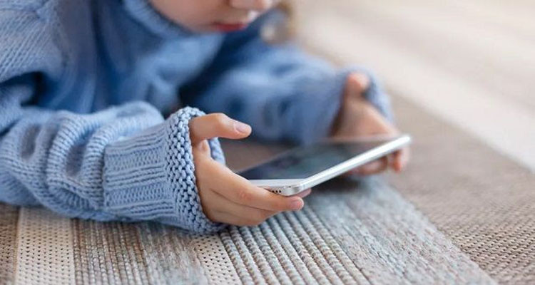 إيمانويل ماكرون يحظر استخدام الهاتف الجوال قبل سن 11 عاما