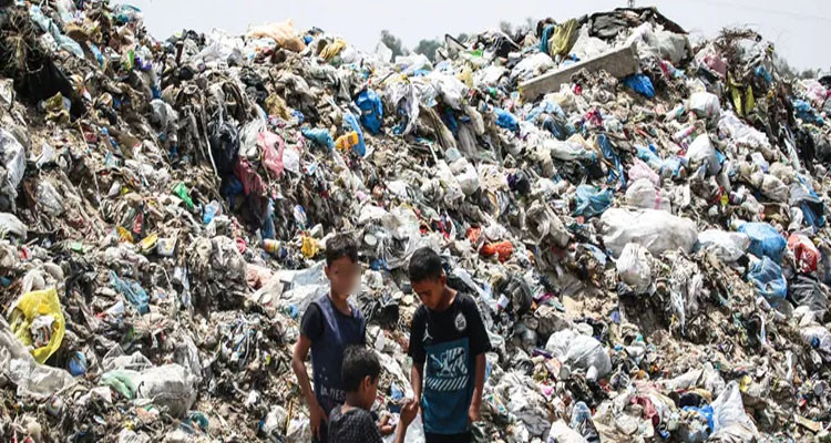 الأونروا: ''الأطفال في غزة يبحثون في القمامة يوميا''