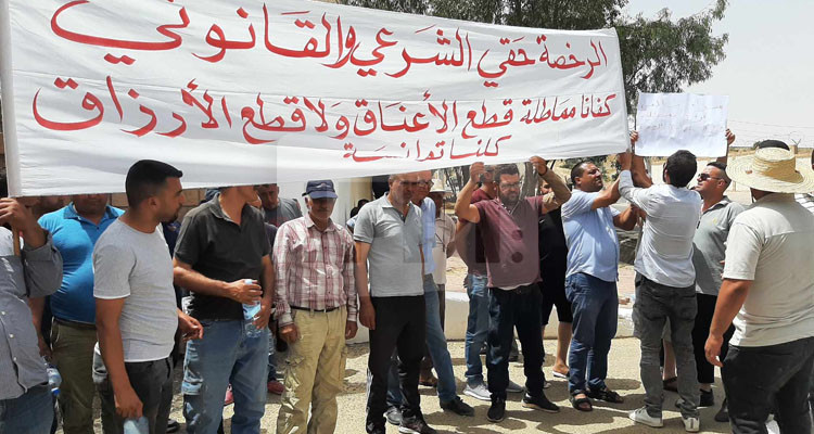 القصرين: عدد من سواق التاكسي الفردي ينفذون وقفة احتجاجية أمام الولاية
