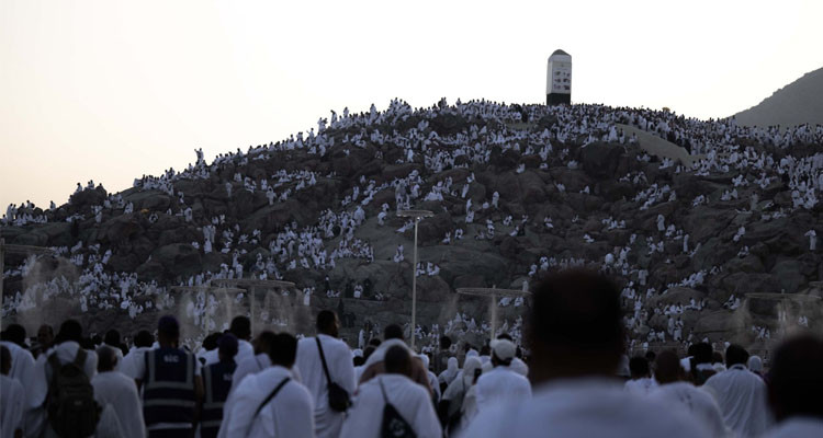 الحجاج يقفون على جبل عرفات لأداء ركن الحج الأعظم