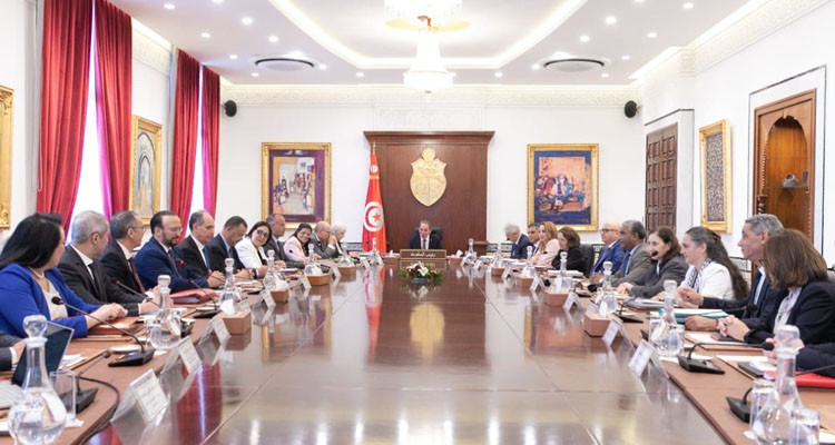 مجلس الوزراء يتداول في مشاريع أوامر للترفيع في الأجر الأدنى المضمون للمهن الفلاحية وغير الفلاحية الخاضعة لمجلة الشغل