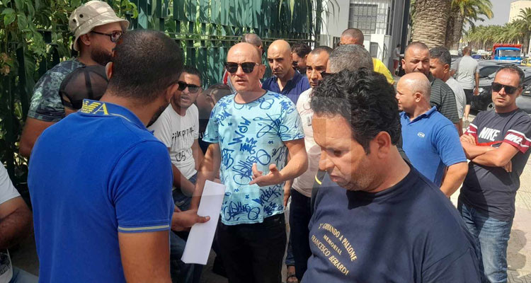 جندوبة: عدد من سواق التاكسي الفردي ينفذون وقفة احتجاجية أمام مقر الولاية