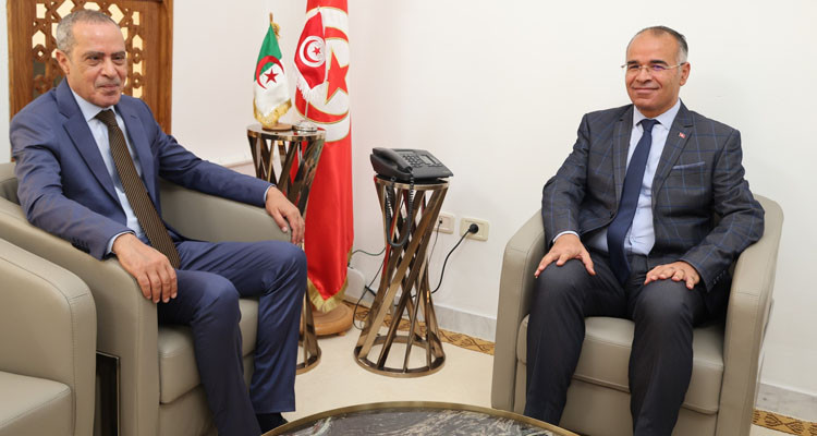 وزير الشؤون الاجتماعية يبحث مع سفير الجزائر سبل تعزيز التعاون الثنائي بين البلدين في المجال الاجتماعي