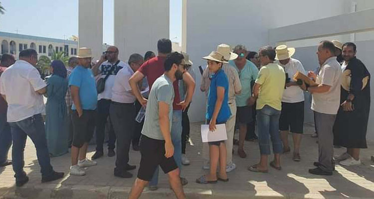 وقفة احتجاجية للمطالبة بإحداث مستوى أولى ثانوي بالمدرسة الإعدادية النموذجية بجربة