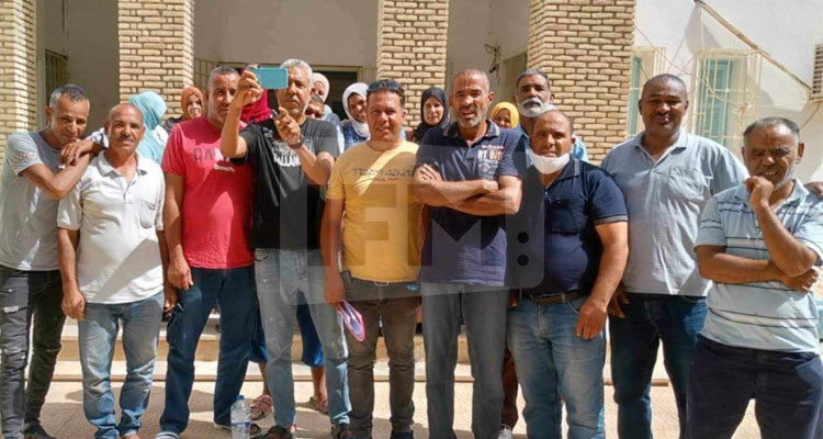 أعوان شركة  البستنة ينفذون وقفة احتجاجية أمام مقر ولاية قبلي