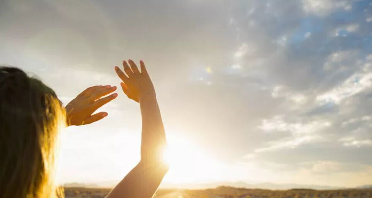 أخصائي في أمراض الجلدة يدعو إلى تكفل 'الكنام' بالمستحضرات الواقية من الشمس لبعض المهنيين