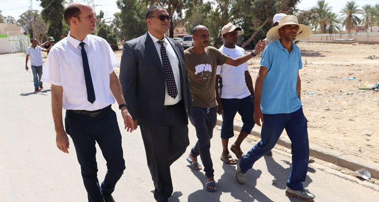 والي قبلي يعاين سير عدد من المشاريع بحي جنعورة من معتمدية قبلي الجنوبية