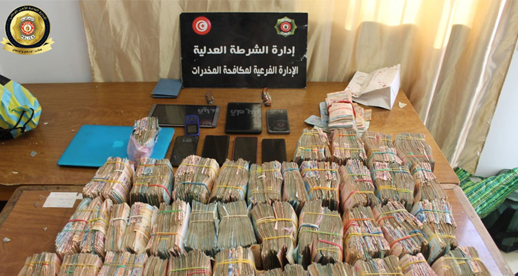 حي هلال: الإطاحة بمروجي مخدرات وحجز أكثر من 300 ألف دينار من عائدات الترويج