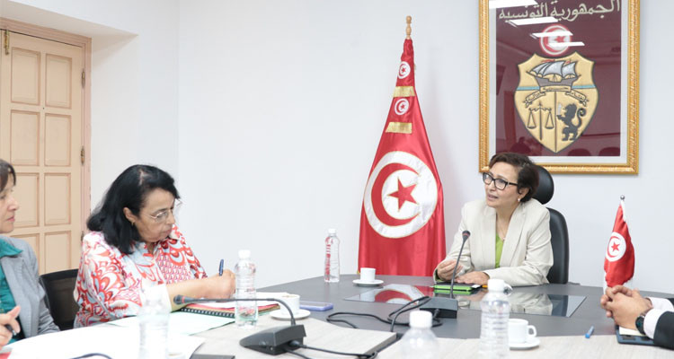 وزيرة المرأة تدعو إلى تعزيز عمل الفرق المتنقلة لتقديم الخدمات الاجتماعيّة والصحيّة لكبار السنّ بالبيت