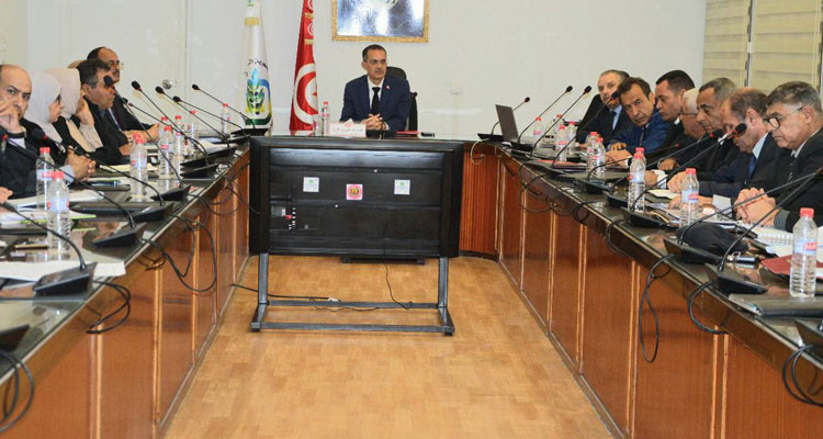 وزير الفلاحة يوصي بتطوير منظومة الإرشاد الفلاحي وتكثيف الإحاطة بالفلاحين