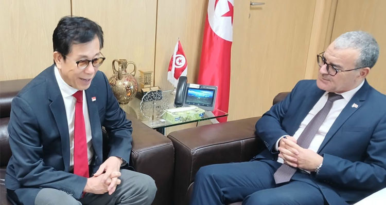 وزير الإقتصاد وسفير سنغافورة يؤكدان على توفر الإمكانيات والفرص لتعزيز التعاون الإقتصادي