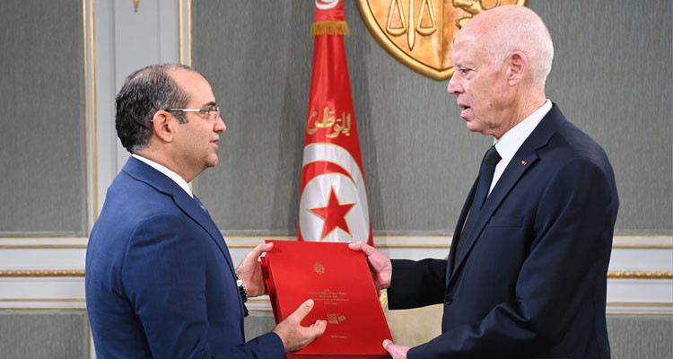 رئيس الجمهورية يتسلم التقرير المالي لهيئة الانتخابات