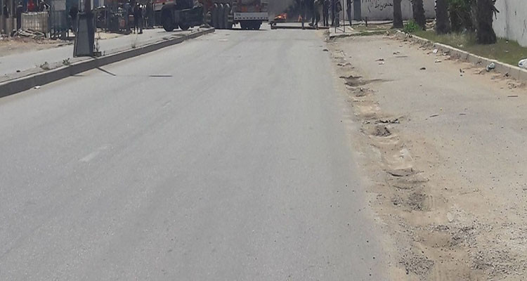 عدد من أهالي منطقة المريسة يغلقون الطريق الجهوية 20 الرابطة بين سليمان والهوارية