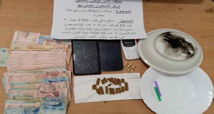 المكنين: القبض على شخصين على متن سيارة خاصة بحوزتهما 18 قطعة من الزطلة