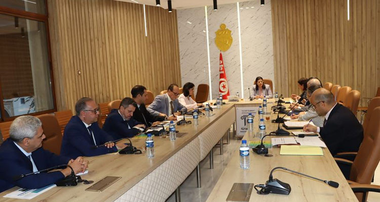 وزيرة المالية تحث المؤسسات البنكية والمالية على الاكتتاب في القسط الأخير من القرض الرقاعي الوطني