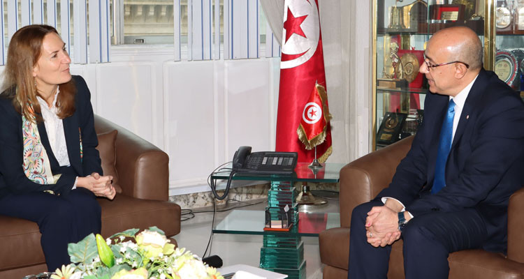 مزيد دعم التعاون العسكري وتنويع مجالاته محور لقاء وزير الدفاع بسفيرة فرنسا بتونس