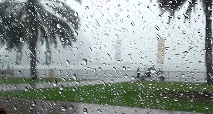 طقس اليوم: سحب كثيفة مع أمطار متفرقة بالشمال